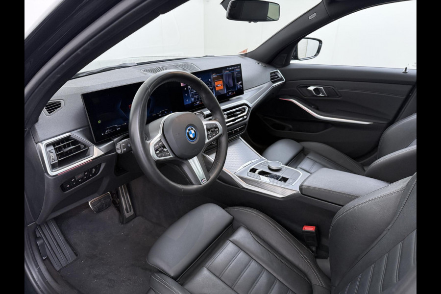 BMW 3 Serie Touring 320e VAN € 42.899,- VOOR € 39.877,- UW LENTEVOORDEEL: €3.022,-! | M-SPORT | FACELIFT| PANO|1.STE EIGENAAR, DEALER OH. | LEER | ELEK. TREKHAAK| FABRIEKSGARANTIE T/M 08 2027| LEER| STOELVERWARMING| 19 INCH! SUPER COMPLEET!