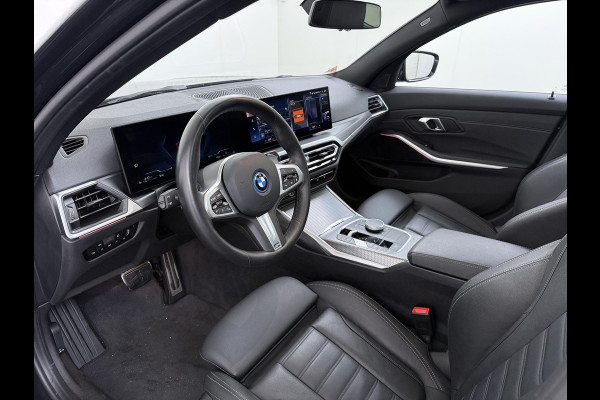 BMW 3 Serie Touring 320e VAN € 42.899,- VOOR € 39.877,- UW LENTEVOORDEEL: €3.022,-! | M-SPORT | FACELIFT| PANO|1.STE EIGENAAR, DEALER OH. | LEER | ELEK. TREKHAAK| FABRIEKSGARANTIE T/M 08 2027| LEER| STOELVERWARMING| 19 INCH! SUPER COMPLEET!