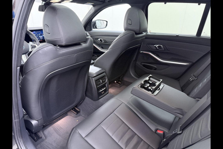 BMW 3 Serie Touring 320e VAN € 42.899,- VOOR € 39.877,- UW LENTEVOORDEEL: €3.022,-! | M-SPORT | FACELIFT| PANO|1.STE EIGENAAR, DEALER OH. | LEER | ELEK. TREKHAAK| FABRIEKSGARANTIE T/M 08 2027| LEER| STOELVERWARMING| 19 INCH! SUPER COMPLEET!