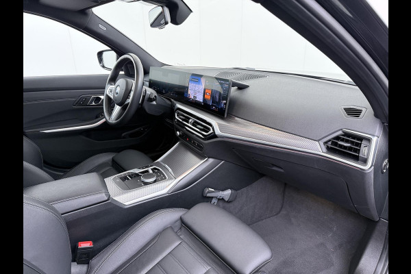 BMW 3 Serie Touring 320e VAN € 42.899,- VOOR € 39.877,- UW LENTEVOORDEEL: €3.022,-! | M-SPORT | FACELIFT| PANO|1.STE EIGENAAR, DEALER OH. | LEER | ELEK. TREKHAAK| FABRIEKSGARANTIE T/M 08 2027| LEER| STOELVERWARMING| 19 INCH! SUPER COMPLEET!