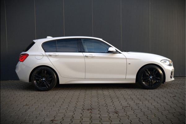 BMW 1-serie 118i Corporate Lease Executive M Sport | Automaat | Stuurverwarming | Stoelverwarming | NAP | Keyless | Cruise Control | PDC | Shadow line | Digital Dash | Navigatie Business | Led |  Dealer Onderhouden |