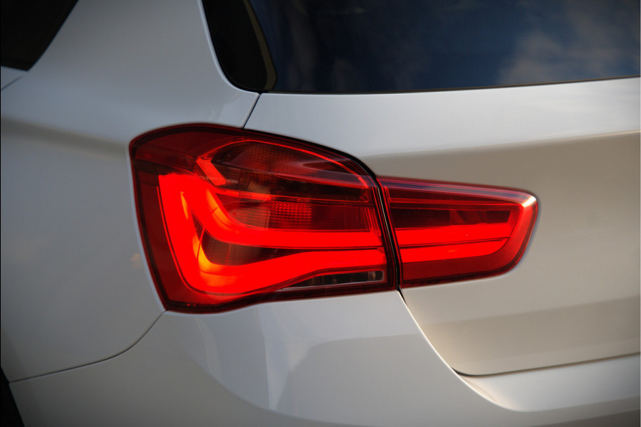 BMW 1-serie 118i Corporate Lease Executive M Sport | Automaat | Stuurverwarming | Stoelverwarming | NAP | Keyless | Cruise Control | PDC | Shadow line | Digital Dash | Navigatie Business | Led |  Dealer Onderhouden |