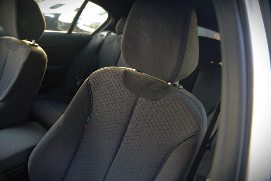 BMW 1-serie 118i Corporate Lease Executive M Sport | Automaat | Stuurverwarming | Stoelverwarming | NAP | Keyless | Cruise Control | PDC | Shadow line | Digital Dash | Navigatie Business | Led |  Dealer Onderhouden |