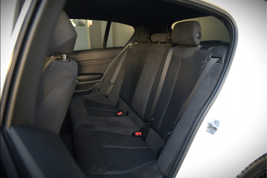 BMW 1-serie 118i Corporate Lease Executive M Sport | Automaat | Stuurverwarming | Stoelverwarming | NAP | Keyless | Cruise Control | PDC | Shadow line | Digital Dash | Navigatie Business | Led |  Dealer Onderhouden |