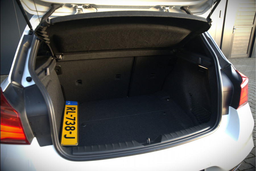 BMW 1-serie 118i Corporate Lease Executive M Sport | Automaat | Stuurverwarming | Stoelverwarming | NAP | Keyless | Cruise Control | PDC | Shadow line | Digital Dash | Navigatie Business | Led |  Dealer Onderhouden |