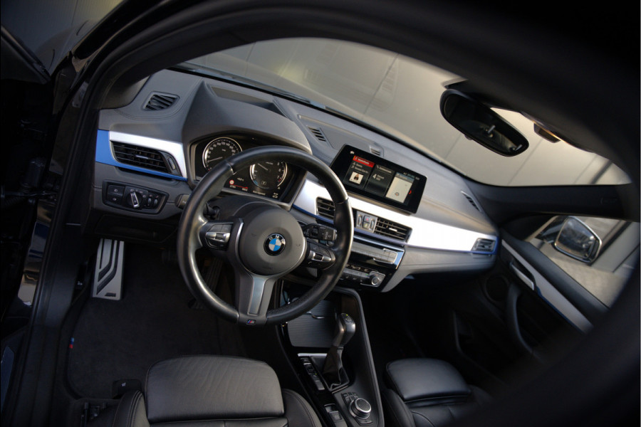 BMW X1 xDrive25e eDrive Edition M Sport | Panoramadak | Leer | Head-Up Display | Camera | Shadowline | Keyless | Cruise Control | Navigatie Prof. | Stoelverwarming | Elek. Achterklep | Ambiance Verlichting