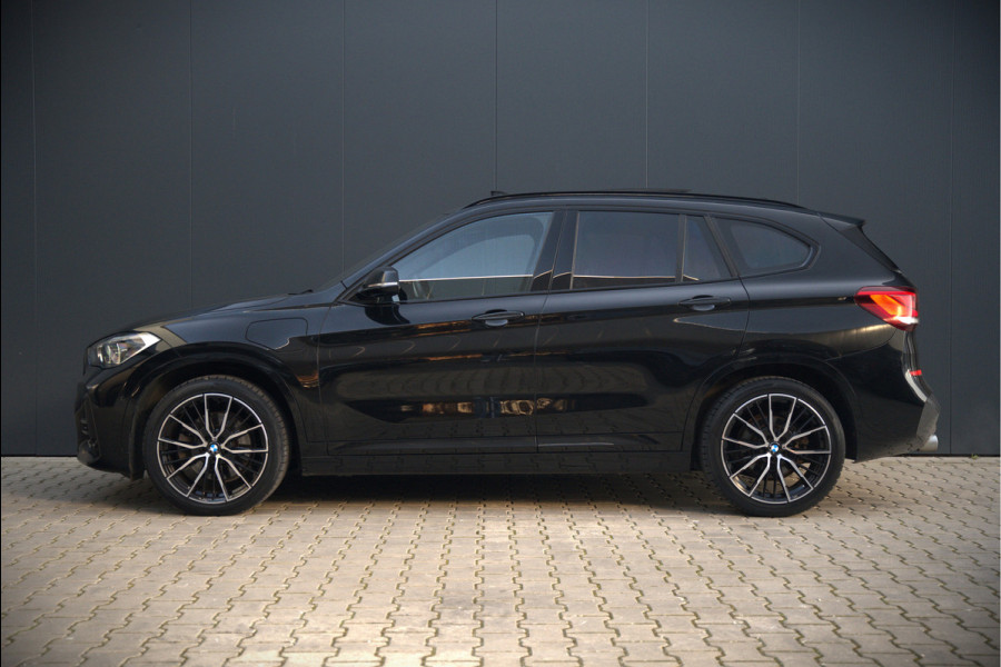 BMW X1 xDrive25e eDrive Edition M Sport | Panoramadak | Leer | Head-Up Display | Camera | Shadowline | Keyless | Cruise Control | Navigatie Prof. | Stoelverwarming | Elek. Achterklep | Ambiance Verlichting