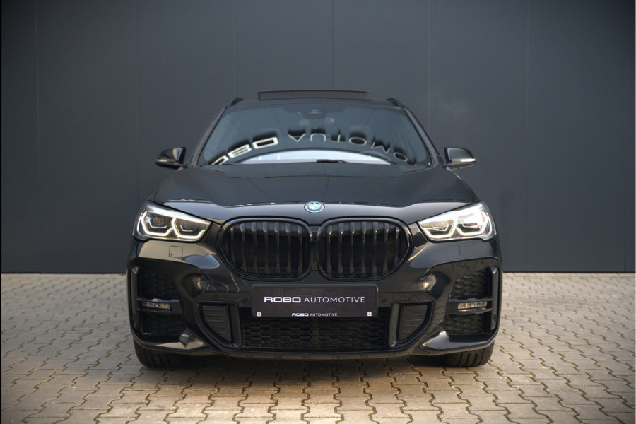 BMW X1 xDrive25e eDrive Edition M Sport | Panoramadak | Leer | Head-Up Display | Camera | Shadowline | Keyless | Cruise Control | Navigatie Prof. | Stoelverwarming | Elek. Achterklep | Ambiance Verlichting