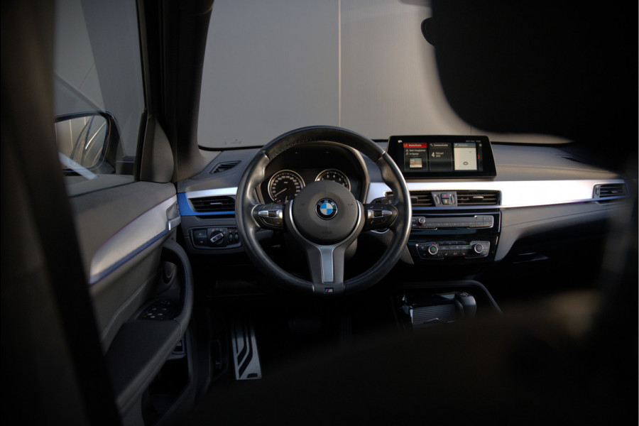 BMW X1 xDrive25e eDrive Edition M Sport | Panoramadak | Leer | Head-Up Display | Camera | Shadowline | Keyless | Cruise Control | Navigatie Prof. | Stoelverwarming | Elek. Achterklep | Ambiance Verlichting
