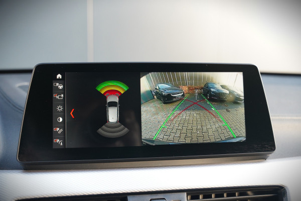 BMW X1 xDrive25e eDrive Edition M Sport | Panoramadak | Leer | Head-Up Display | Camera | Shadowline | Keyless | Cruise Control | Navigatie Prof. | Stoelverwarming | Elek. Achterklep | Ambiance Verlichting