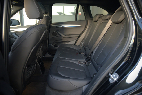 BMW X1 xDrive25e eDrive Edition M Sport | Panoramadak | Leer | Head-Up Display | Camera | Shadowline | Keyless | Cruise Control | Navigatie Prof. | Stoelverwarming | Elek. Achterklep | Ambiance Verlichting