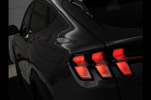 Ford Mustang Mach-E Extended RWD 98 kWh | Panoramadak | Trekhaak | Leder | Stoel & stuurverwarming | Adaptive cruise | 360 Camera | Carplay