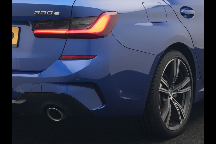 BMW 3 Serie Touring 330e M Sport PHEV 293pk Dealer O.H. | Panodak | Head Up | Laser LED | Adaptief Onderstel | Camera | Alcantara Sportstoelen Memory & Verwarmd | Sfeerverlichting | Apple Carplay | Keyless | Blis | 19"L.M | Virtual | DAB | Plug In