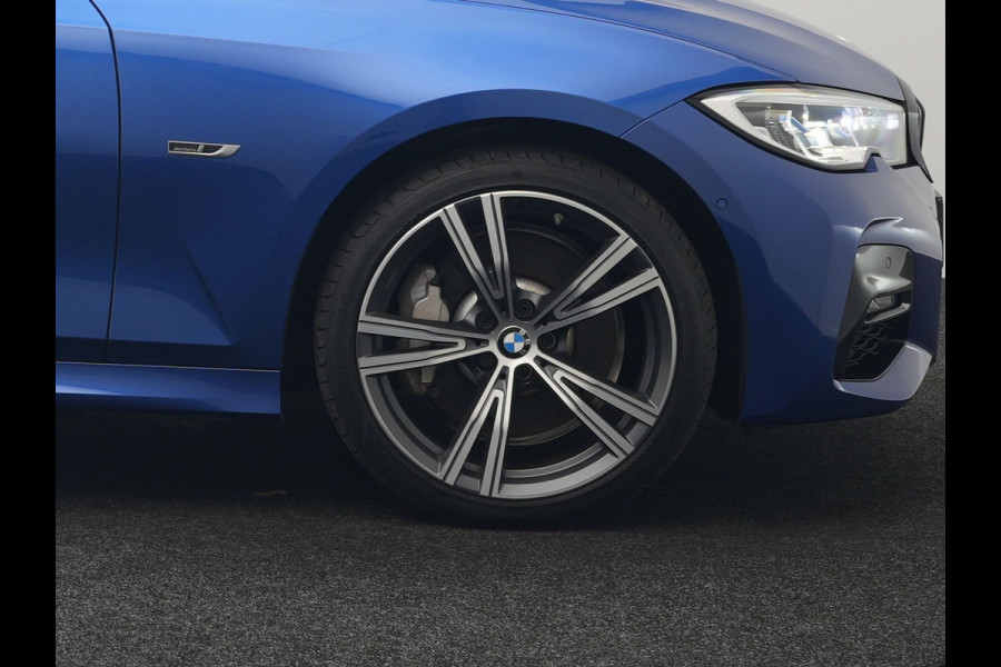 BMW 3 Serie Touring 330e M Sport PHEV 293pk Dealer O.H. | Panodak | Head Up | Laser LED | Adaptief Onderstel | Camera | Alcantara Sportstoelen Memory & Verwarmd | Sfeerverlichting | Apple Carplay | Keyless | Blis | 19"L.M | Virtual | DAB | Plug In