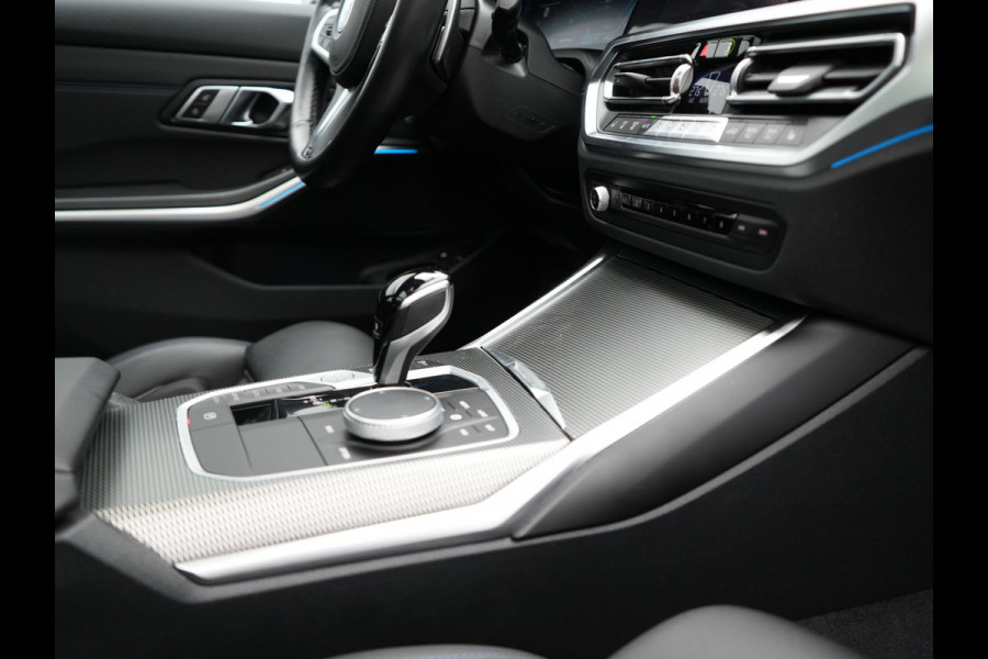 BMW 3 Serie Touring 330e M Sport PHEV 293pk Dealer O.H. | Panodak | Head Up | Laser LED | Adaptief Onderstel | Camera | Alcantara Sportstoelen Memory & Verwarmd | Sfeerverlichting | Apple Carplay | Keyless | Blis | 19"L.M | Virtual | DAB | Plug In