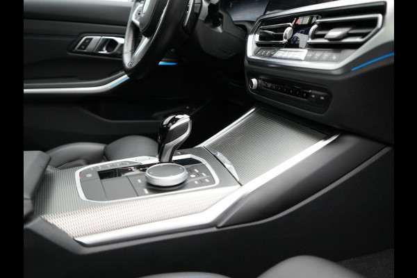 BMW 3 Serie Touring 330e M Sport PHEV 293pk Dealer O.H. | Panodak | Head Up | Laser LED | Adaptief Onderstel | Camera | Alcantara Sportstoelen Memory & Verwarmd | Sfeerverlichting | Apple Carplay | Keyless | Blis | 19"L.M | Virtual | DAB | Plug In