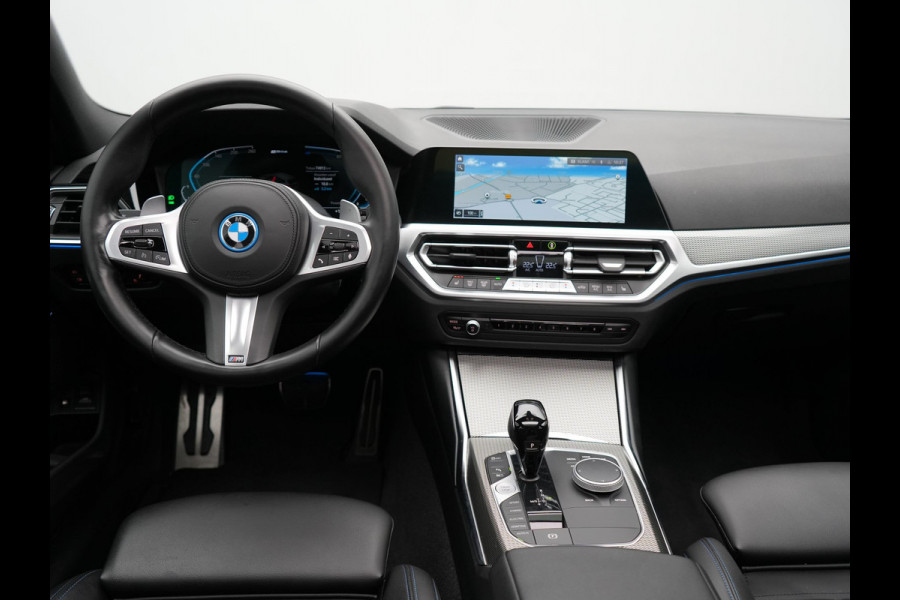 BMW 3 Serie Touring 330e M Sport PHEV 293pk Dealer O.H. | Panodak | Head Up | Laser LED | Adaptief Onderstel | Camera | Alcantara Sportstoelen Memory & Verwarmd | Sfeerverlichting | Apple Carplay | Keyless | Blis | 19"L.M | Virtual | DAB | Plug In