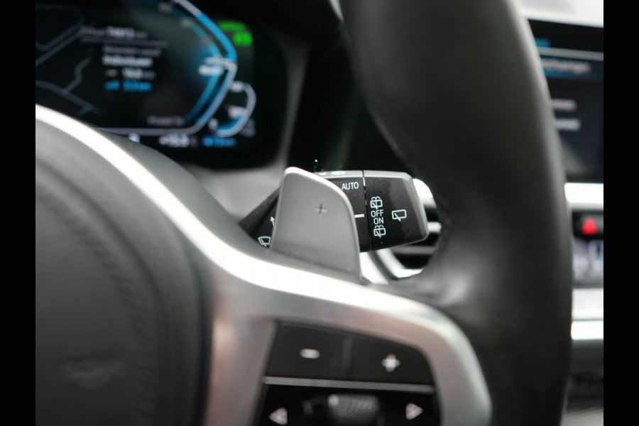 BMW 3 Serie Touring 330e M Sport PHEV 293pk Dealer O.H. | Panodak | Head Up | Laser LED | Adaptief Onderstel | Camera | Alcantara Sportstoelen Memory & Verwarmd | Sfeerverlichting | Apple Carplay | Keyless | Blis | 19"L.M | Virtual | DAB | Plug In