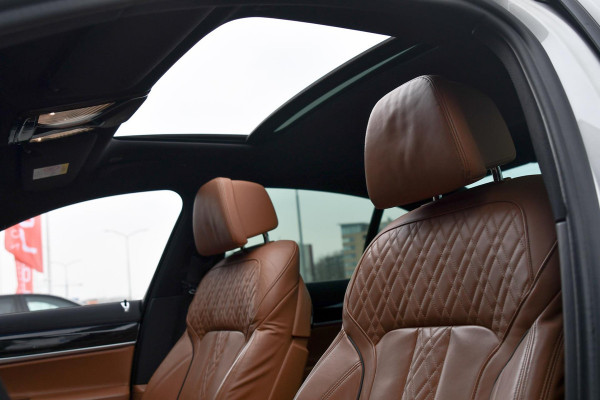 BMW 7 Serie 730d M-Sport. Pano, Softclose, HUD, Luchtv, 360, Keyless, Aero, Hifi, CarPlay, Sfeer!