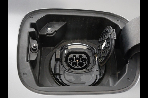 Mercedes-Benz GLA 250e AMG Limited | Panoramadak | Trekhaak | Adaptive cruise | Stoelverwarming | Memory | Matrix LED | Leder/Alcantara | Navigatie | Camera | Sfeerverlichting | PHEV | Plug In