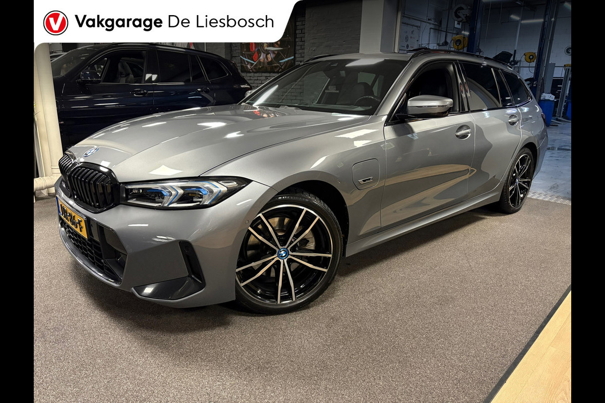BMW 3 Serie Touring 330e xDrive M-pakket facelift / Panorama-dak / head-up / 360 camera / Harman-Kardon