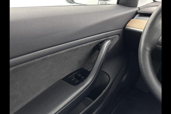 Tesla Model 3 Standard RWD Plus 60 kWh [ 3-Fase ] {SOH-80%} (INCL-BTW) Aut. *PANO | AUTO-PILOT | LEATHER | KEYLESS | FULL-LED | MEMORY-PACK | TOP-VIEW | DAB | CARPLAY | DIGI-COCKPIT | LANE-ASSIST | COMFORT-SEATS | TOWBAR | 18"ALU*