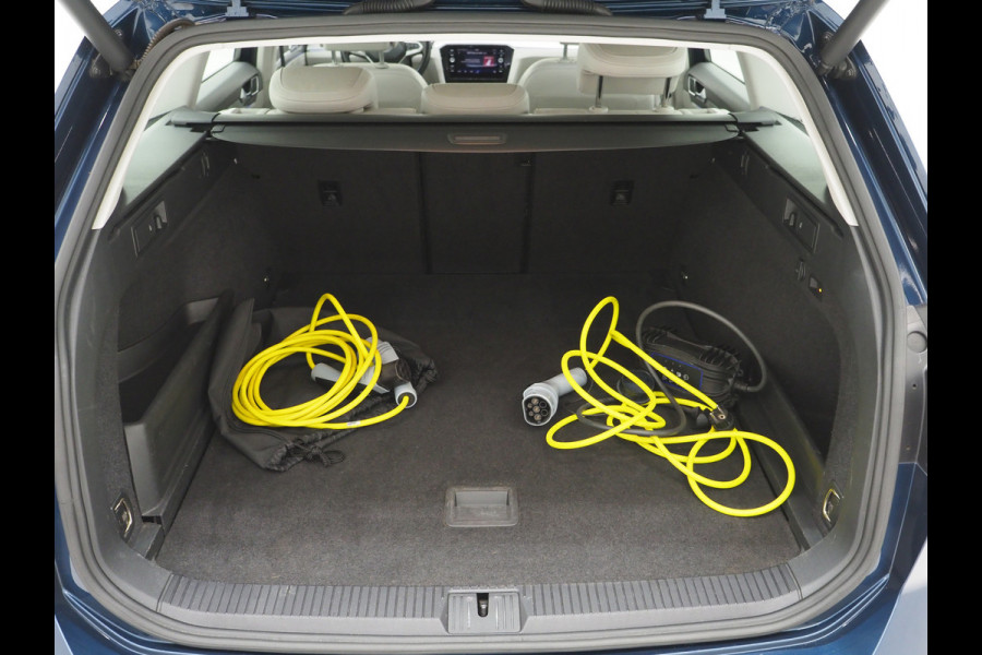 Volkswagen Passat Variant 1.4 TSI PHEV GTE | Leder | Trekhaak | Adaptive Cruise | Sfeerlicht | DAB | Climate | Matrix | Carplay