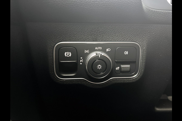 Mercedes-Benz EQB 250+ Business Solution Luxury 71 kWh | Panoramaschuifdak | Smartphone integratie | Extra USB-poorten | Stoelverwarming | Sfeerverlichting | Easypack achterklep | Dodehoekassistent |