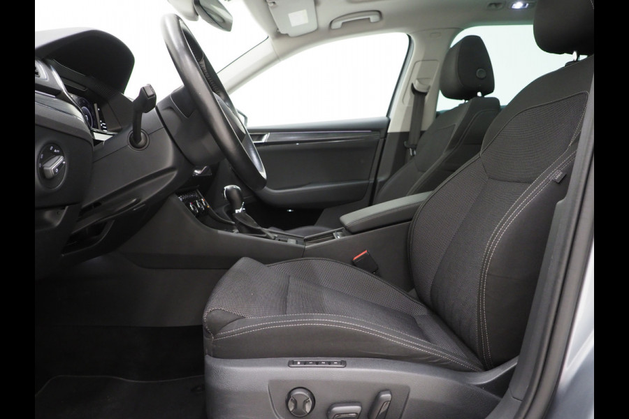 Škoda Superb Combi 1.4 TSI iV 218PK | Panoramadak | Camera | Virtual | Keyless | Sfeerlicht | Dodehoek | Memory | Carplay