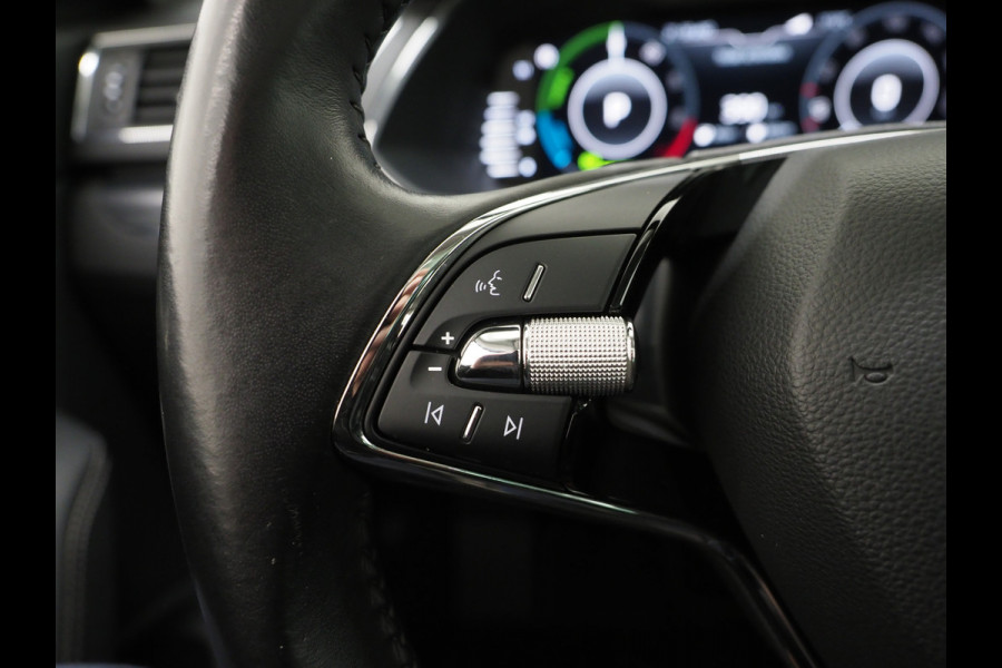 Škoda Superb Combi 1.4 TSI iV 218PK | Panoramadak | Camera | Virtual | Keyless | Sfeerlicht | Dodehoek | Memory | Carplay