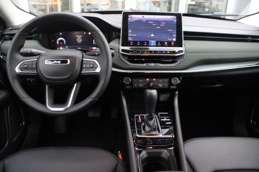 Jeep Compass 1.5T 142PK e-Hybrid NORTH STAR | SCHUIF/KANTEL DAK | UNIEKE KLEUR! "TECHNO GREEN" | WINTERPACK: STOEL/STUUR/PARKEERNSENSOREN/RUITENSPROEIER VERWARMBAAR | SAFETY PACK: 360° CAMERA/DODEHOEK BEWAKING/BUITENSPIEGELS MET INSTAPVERLICHTING | 10,1" TOUCHSCREEN MET NAVIGATIE/ADAPTIVE CRUISE CONTROL INCL LANE CENTERING ASSIST/VERKEERSBORDEN INFORMATIE/DRAADLOZE TELEFOONLADER/HANDSFREE ELEKTRISCH BEDIENBARE ACHTERKLEP | PREMIUM AUDIO SYSTEEM MET 9 SPEAKERS & SUBWOOVER "ALPINE" | KEYLESS ENTRY | DRAADLOZE APPLE CARPLAY/ANDROID AUTO | 18" LICHTMETALEN VELGEN | TWO TONE ZWART DAK |