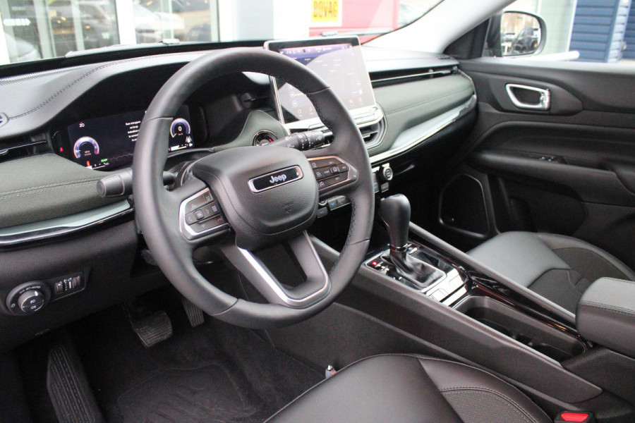 Jeep Compass 1.5T 142PK e-Hybrid NORTH STAR | SCHUIF/KANTEL DAK | UNIEKE KLEUR! "TECHNO GREEN" | WINTERPACK: STOEL/STUUR/PARKEERNSENSOREN/RUITENSPROEIER VERWARMBAAR | SAFETY PACK: 360° CAMERA/DODEHOEK BEWAKING/BUITENSPIEGELS MET INSTAPVERLICHTING | 10,1" TOUCHSCREEN MET NAVIGATIE/ADAPTIVE CRUISE CONTROL INCL LANE CENTERING ASSIST/VERKEERSBORDEN INFORMATIE/DRAADLOZE TELEFOONLADER/HANDSFREE ELEKTRISCH BEDIENBARE ACHTERKLEP | PREMIUM AUDIO SYSTEEM MET 9 SPEAKERS & SUBWOOVER "ALPINE" | KEYLESS ENTRY | DRAADLOZE APPLE CARPLAY/ANDROID AUTO | 18" LICHTMETALEN VELGEN | TWO TONE ZWART DAK |