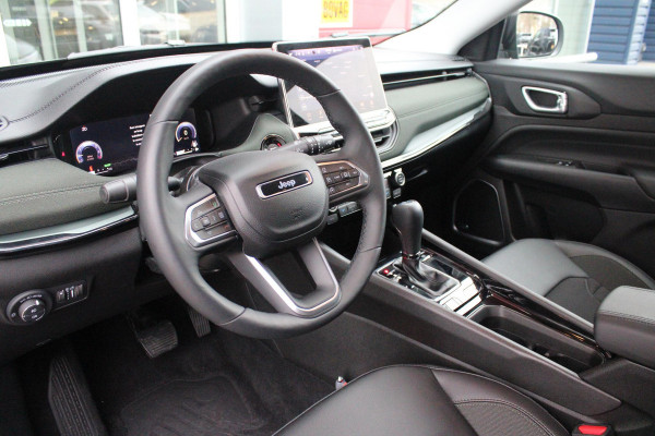 Jeep Compass 1.5T 142PK e-Hybrid NORTH STAR | SCHUIF/KANTEL DAK | UNIEKE KLEUR! "TECHNO GREEN" | WINTERPACK: STOEL/STUUR/PARKEERNSENSOREN/RUITENSPROEIER VERWARMBAAR | SAFETY PACK: 360° CAMERA/DODEHOEK BEWAKING/BUITENSPIEGELS MET INSTAPVERLICHTING | 10,1" TOUCHSCREEN MET NAVIGATIE/ADAPTIVE CRUISE CONTROL INCL LANE CENTERING ASSIST/VERKEERSBORDEN INFORMATIE/DRAADLOZE TELEFOONLADER/HANDSFREE ELEKTRISCH BEDIENBARE ACHTERKLEP | PREMIUM AUDIO SYSTEEM MET 9 SPEAKERS & SUBWOOVER "ALPINE" | KEYLESS ENTRY | DRAADLOZE APPLE CARPLAY/ANDROID AUTO | 18" LICHTMETALEN VELGEN | TWO TONE ZWART DAK |