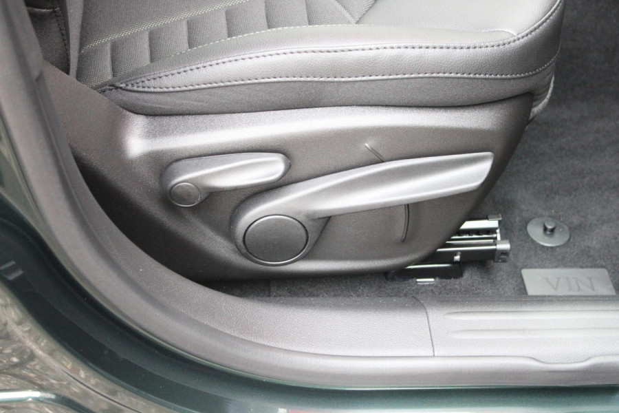 Jeep Compass 1.5T 142PK e-Hybrid NORTH STAR | SCHUIF/KANTEL DAK | UNIEKE KLEUR! "TECHNO GREEN" | WINTERPACK: STOEL/STUUR/PARKEERNSENSOREN/RUITENSPROEIER VERWARMBAAR | SAFETY PACK: 360° CAMERA/DODEHOEK BEWAKING/BUITENSPIEGELS MET INSTAPVERLICHTING | 10,1" TOUCHSCREEN MET NAVIGATIE/ADAPTIVE CRUISE CONTROL INCL LANE CENTERING ASSIST/VERKEERSBORDEN INFORMATIE/DRAADLOZE TELEFOONLADER/HANDSFREE ELEKTRISCH BEDIENBARE ACHTERKLEP | PREMIUM AUDIO SYSTEEM MET 9 SPEAKERS & SUBWOOVER "ALPINE" | KEYLESS ENTRY | DRAADLOZE APPLE CARPLAY/ANDROID AUTO | 18" LICHTMETALEN VELGEN | TWO TONE ZWART DAK |