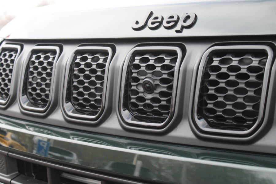 Jeep Compass 1.5T 142PK e-Hybrid NORTH STAR | SCHUIF/KANTEL DAK | UNIEKE KLEUR! "TECHNO GREEN" | WINTERPACK: STOEL/STUUR/PARKEERNSENSOREN/RUITENSPROEIER VERWARMBAAR | SAFETY PACK: 360° CAMERA/DODEHOEK BEWAKING/BUITENSPIEGELS MET INSTAPVERLICHTING | 10,1" TOUCHSCREEN MET NAVIGATIE/ADAPTIVE CRUISE CONTROL INCL LANE CENTERING ASSIST/VERKEERSBORDEN INFORMATIE/DRAADLOZE TELEFOONLADER/HANDSFREE ELEKTRISCH BEDIENBARE ACHTERKLEP | PREMIUM AUDIO SYSTEEM MET 9 SPEAKERS & SUBWOOVER "ALPINE" | KEYLESS ENTRY | DRAADLOZE APPLE CARPLAY/ANDROID AUTO | 18" LICHTMETALEN VELGEN | TWO TONE ZWART DAK |