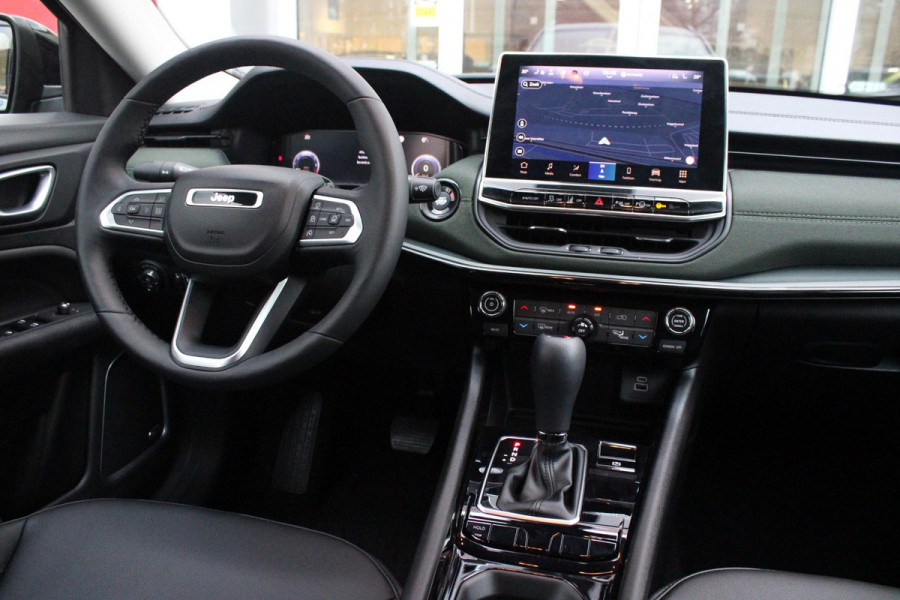 Jeep Compass 1.5T 142PK e-Hybrid NORTH STAR | SCHUIF/KANTEL DAK | UNIEKE KLEUR! "TECHNO GREEN" | WINTERPACK: STOEL/STUUR/PARKEERNSENSOREN/RUITENSPROEIER VERWARMBAAR | SAFETY PACK: 360° CAMERA/DODEHOEK BEWAKING/BUITENSPIEGELS MET INSTAPVERLICHTING | 10,1" TOUCHSCREEN MET NAVIGATIE/ADAPTIVE CRUISE CONTROL INCL LANE CENTERING ASSIST/VERKEERSBORDEN INFORMATIE/DRAADLOZE TELEFOONLADER/HANDSFREE ELEKTRISCH BEDIENBARE ACHTERKLEP | PREMIUM AUDIO SYSTEEM MET 9 SPEAKERS & SUBWOOVER "ALPINE" | KEYLESS ENTRY | DRAADLOZE APPLE CARPLAY/ANDROID AUTO | 18" LICHTMETALEN VELGEN | TWO TONE ZWART DAK |