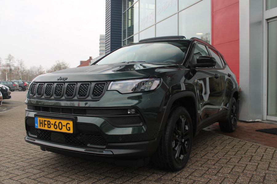 Jeep Compass 1.5T 142PK e-Hybrid NORTH STAR | SCHUIF/KANTEL DAK | UNIEKE KLEUR! "TECHNO GREEN" | WINTERPACK: STOEL/STUUR/PARKEERNSENSOREN/RUITENSPROEIER VERWARMBAAR | SAFETY PACK: 360° CAMERA/DODEHOEK BEWAKING/BUITENSPIEGELS MET INSTAPVERLICHTING | 10,1" TOUCHSCREEN MET NAVIGATIE/ADAPTIVE CRUISE CONTROL INCL LANE CENTERING ASSIST/VERKEERSBORDEN INFORMATIE/DRAADLOZE TELEFOONLADER/HANDSFREE ELEKTRISCH BEDIENBARE ACHTERKLEP | PREMIUM AUDIO SYSTEEM MET 9 SPEAKERS & SUBWOOVER "ALPINE" | KEYLESS ENTRY | DRAADLOZE APPLE CARPLAY/ANDROID AUTO | 18" LICHTMETALEN VELGEN | TWO TONE ZWART DAK |
