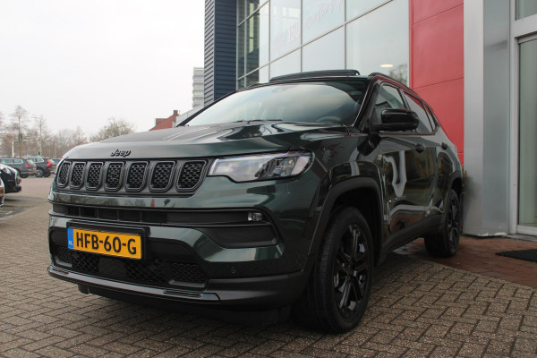 Jeep Compass 1.5T 142PK e-Hybrid NORTH STAR | SCHUIF/KANTEL DAK | UNIEKE KLEUR! "TECHNO GREEN" | WINTERPACK: STOEL/STUUR/PARKEERNSENSOREN/RUITENSPROEIER VERWARMBAAR | SAFETY PACK: 360° CAMERA/DODEHOEK BEWAKING/BUITENSPIEGELS MET INSTAPVERLICHTING | 10,1" TOUCHSCREEN MET NAVIGATIE/ADAPTIVE CRUISE CONTROL INCL LANE CENTERING ASSIST/VERKEERSBORDEN INFORMATIE/DRAADLOZE TELEFOONLADER/HANDSFREE ELEKTRISCH BEDIENBARE ACHTERKLEP | PREMIUM AUDIO SYSTEEM MET 9 SPEAKERS & SUBWOOVER "ALPINE" | KEYLESS ENTRY | DRAADLOZE APPLE CARPLAY/ANDROID AUTO | 18" LICHTMETALEN VELGEN | TWO TONE ZWART DAK |