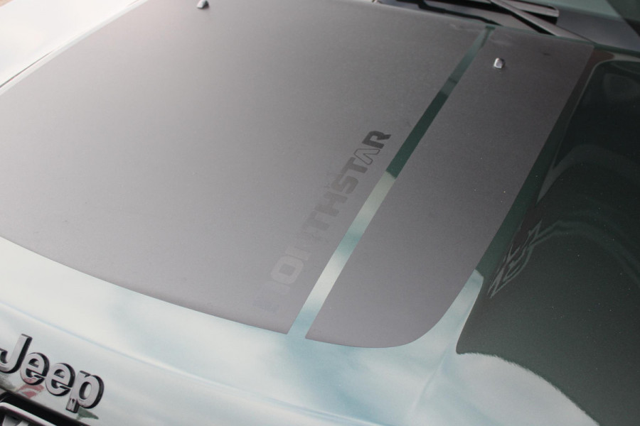 Jeep Compass 1.5T 142PK e-Hybrid NORTH STAR | SCHUIF/KANTEL DAK | UNIEKE KLEUR! "TECHNO GREEN" | WINTERPACK: STOEL/STUUR/PARKEERNSENSOREN/RUITENSPROEIER VERWARMBAAR | SAFETY PACK: 360° CAMERA/DODEHOEK BEWAKING/BUITENSPIEGELS MET INSTAPVERLICHTING | 10,1" TOUCHSCREEN MET NAVIGATIE/ADAPTIVE CRUISE CONTROL INCL LANE CENTERING ASSIST/VERKEERSBORDEN INFORMATIE/DRAADLOZE TELEFOONLADER/HANDSFREE ELEKTRISCH BEDIENBARE ACHTERKLEP | PREMIUM AUDIO SYSTEEM MET 9 SPEAKERS & SUBWOOVER "ALPINE" | KEYLESS ENTRY | DRAADLOZE APPLE CARPLAY/ANDROID AUTO | 18" LICHTMETALEN VELGEN | TWO TONE ZWART DAK |