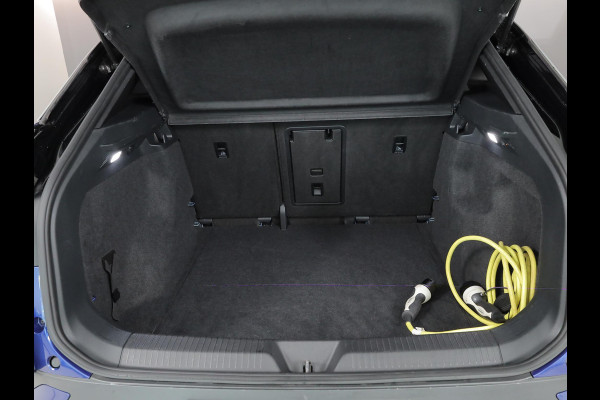 Volkswagen ID.4 First 77 kWh 204 pk | Navigatie | Warmtepomp | Trekhaak (wegklapbaar) | Parkeersensoren | Achteruitrijcamera | Stoelverwarming |SOH 88%