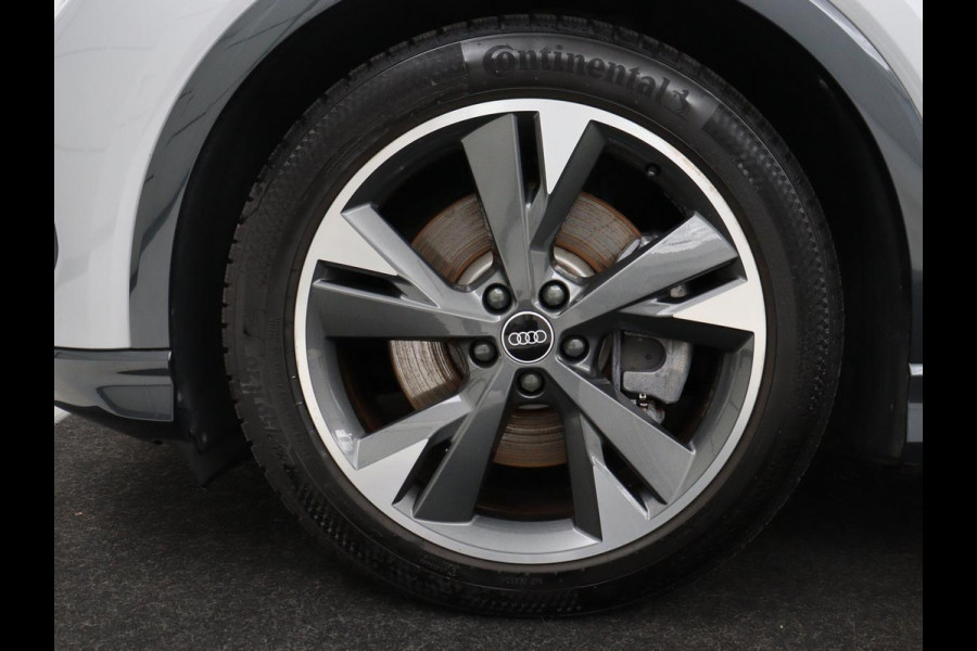 Audi Q4 e-tron 40 Launch edition Advanced 77 kWh | Stoelverwarming | Trekhaak | Adaptive cruise | Camera | Matrix LED | Navigatie | Carplay | Audi Sound | Parkeerhulp