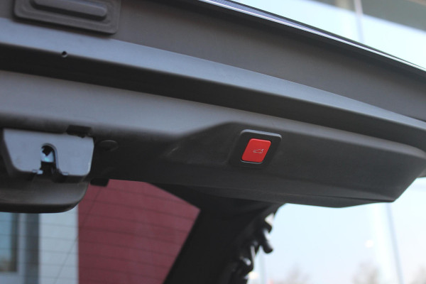 Peugeot 3008 1.6 plug-in Hybrid 195 GT **NIEUW** | NAPPA LEDEREN BEKLEDING DONKERGRIJS | PANORAMISCH SCHUIF/KANTEL DAK | FOCAL AUDIO SYSTEM | TREKHAAK MET AFNEEMBARE KOGEL | ELEKTRISCH BEDIENBARE VOORSTOELEN MET GEHEUGEN/MASSAGE FUNCTIE | STOEL VENTILATIE | STOEL/STUUR VERWARMING | NAVIGATIE | DRAADLOZE APPLE CARPLAY/ANDROID AUTO | FULL LED MATRIX KOPLAMPEN | 20" LICHTMETALEN VELGEN | ELEKTRISCH BEDIENBARE ACHTERKLEP | SFEER VERLICHTING | 360° CAMERA | DODEHOEK DETECTIE | KEYLESS ENTRY/START | 7,4KW ONBOARD CHARGER |