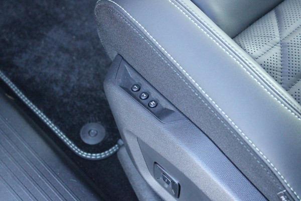 Peugeot 3008 1.6 plug-in Hybrid 195 GT **NIEUW** | NAPPA LEDEREN BEKLEDING DONKERGRIJS | PANORAMISCH SCHUIF/KANTEL DAK | FOCAL AUDIO SYSTEM | TREKHAAK MET AFNEEMBARE KOGEL | ELEKTRISCH BEDIENBARE VOORSTOELEN MET GEHEUGEN/MASSAGE FUNCTIE | STOEL VENTILATIE | STOEL/STUUR VERWARMING | NAVIGATIE | DRAADLOZE APPLE CARPLAY/ANDROID AUTO | FULL LED MATRIX KOPLAMPEN | 20" LICHTMETALEN VELGEN | ELEKTRISCH BEDIENBARE ACHTERKLEP | SFEER VERLICHTING | 360° CAMERA | DODEHOEK DETECTIE | KEYLESS ENTRY/START | 7,4KW ONBOARD CHARGER |