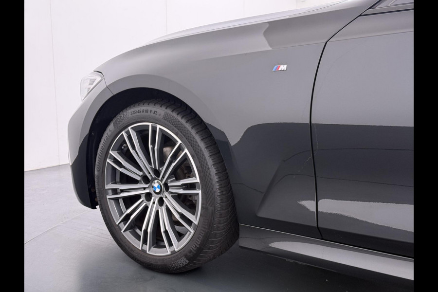 BMW 3 Serie Touring 318i High Executive Edition M Sport | Afneembare trekhaak | Stoelverwarming | Origineel Nederlands geleverd (NAP) | Rijklaar geleverd incl. 12 maanden BOVAG-garantie