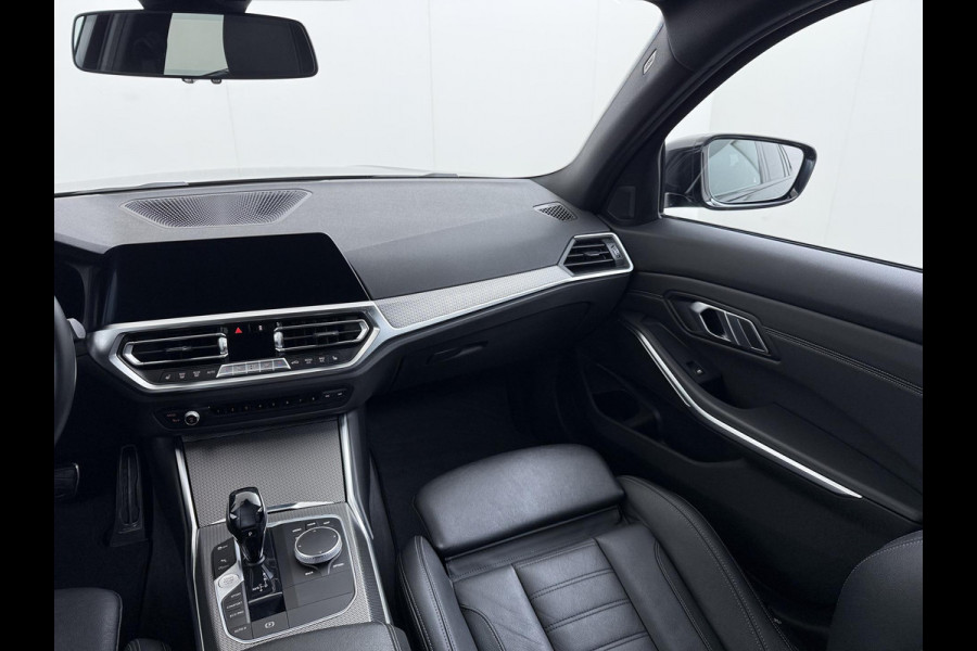 BMW 3 Serie Touring 318i High Executive Edition M Sport | Afneembare trekhaak | Stoelverwarming | Origineel Nederlands geleverd (NAP) | Rijklaar geleverd incl. 12 maanden BOVAG-garantie