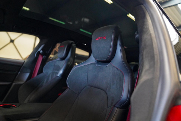 Porsche Taycan Sport Turismo GTS 93 kWh | Luchtvering / LIFT | Bose surround sound | Panorama | Luxe Leder / Alcantara | Sfeerverl