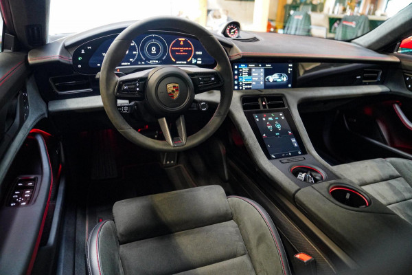 Porsche Taycan Sport Turismo GTS 93 kWh | Luchtvering / LIFT | Bose surround sound | Panorama | Luxe Leder / Alcantara | Sfeerverl