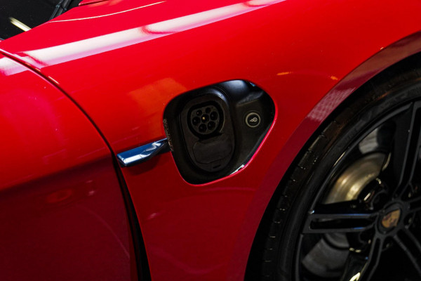 Porsche Taycan Sport Turismo GTS 93 kWh | Luchtvering / LIFT | Bose surround sound | Panorama | Luxe Leder / Alcantara | Sfeerverl