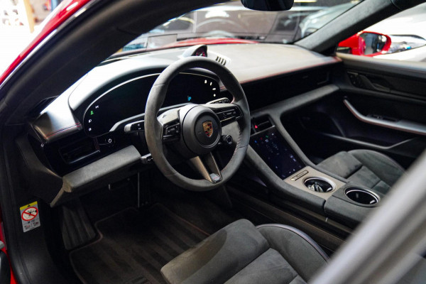 Porsche Taycan Sport Turismo GTS 93 kWh | Luchtvering / LIFT | Bose surround sound | Panorama | Luxe Leder / Alcantara | Sfeerverl