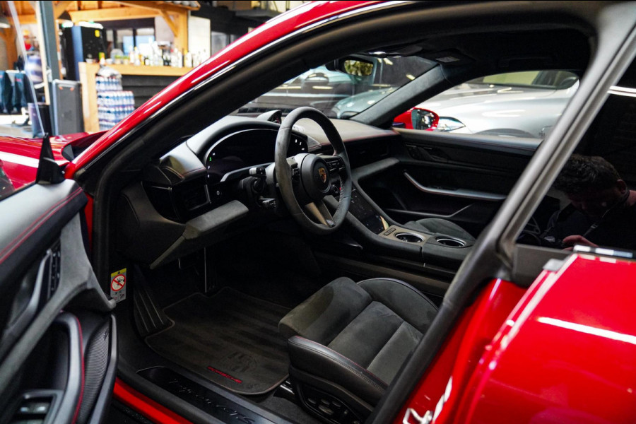 Porsche Taycan Sport Turismo GTS 93 kWh | Luchtvering / LIFT | Bose surround sound | Panorama | Luxe Leder / Alcantara | Sfeerverl